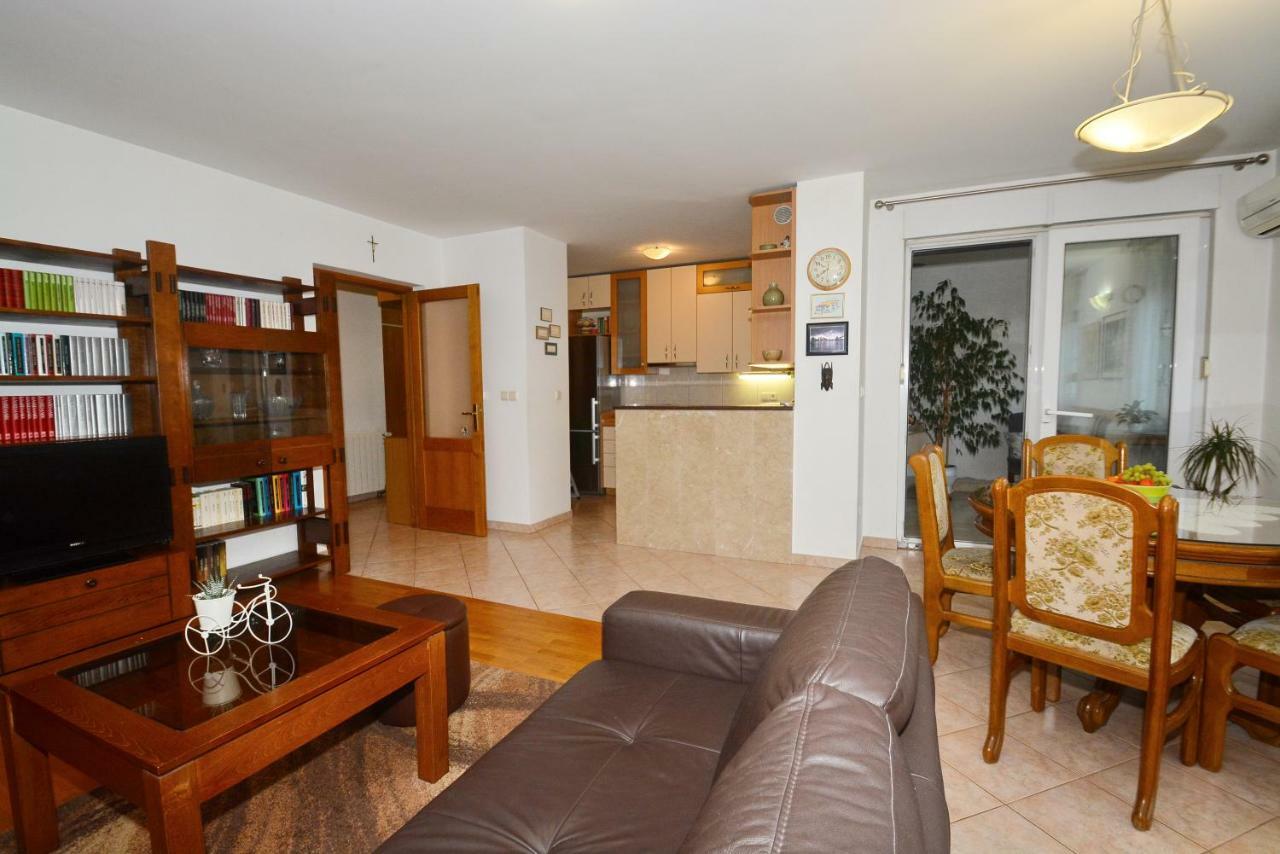 אומיס Apartman Vanja מראה חיצוני תמונה